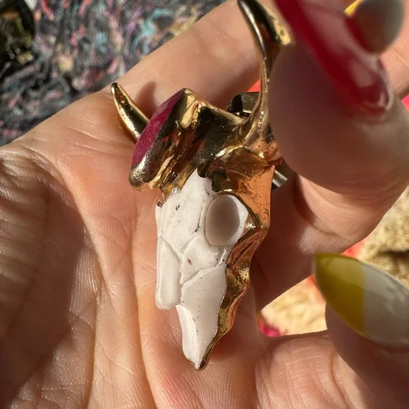 Chrome gold with a red gemstone bull skull pendant - Picture 4 of 8